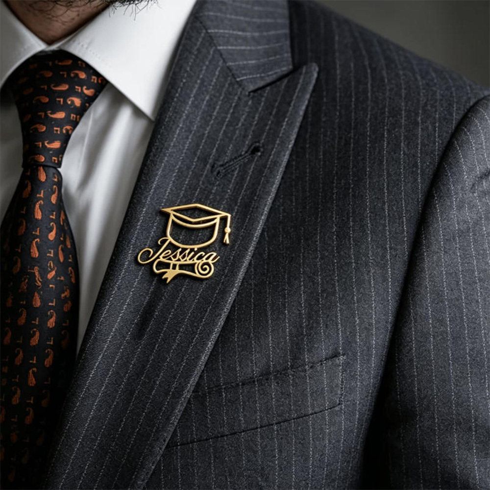 Customized Graduation Hat Name - Brooch Pin Gold recension och pris