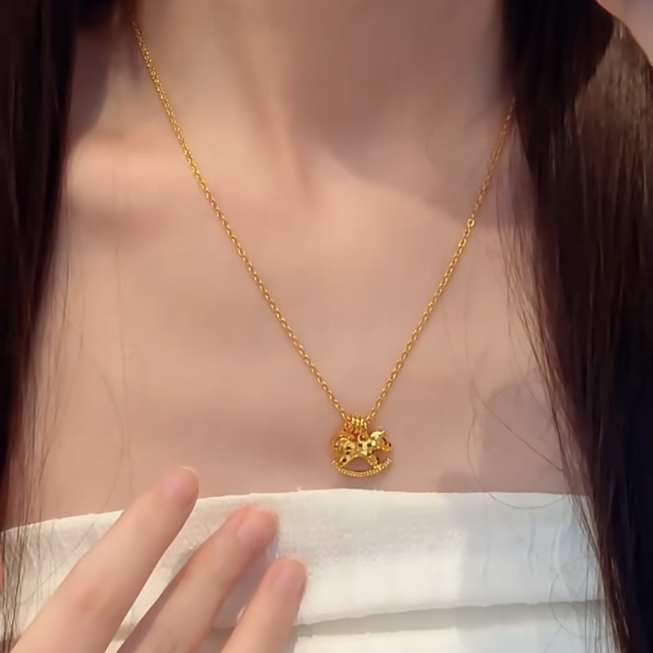 Sparkling Ice Crack Horse Pend - Coin Necklace Delicate recension och pris