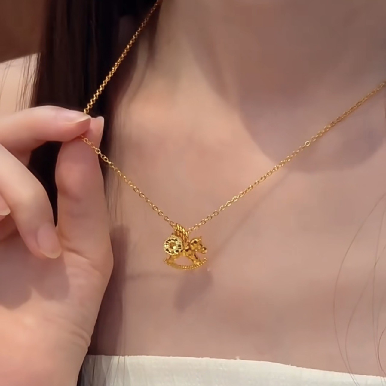 Sparkling Ice Crack Horse Pend - Coin Necklace Delicate recension och pris