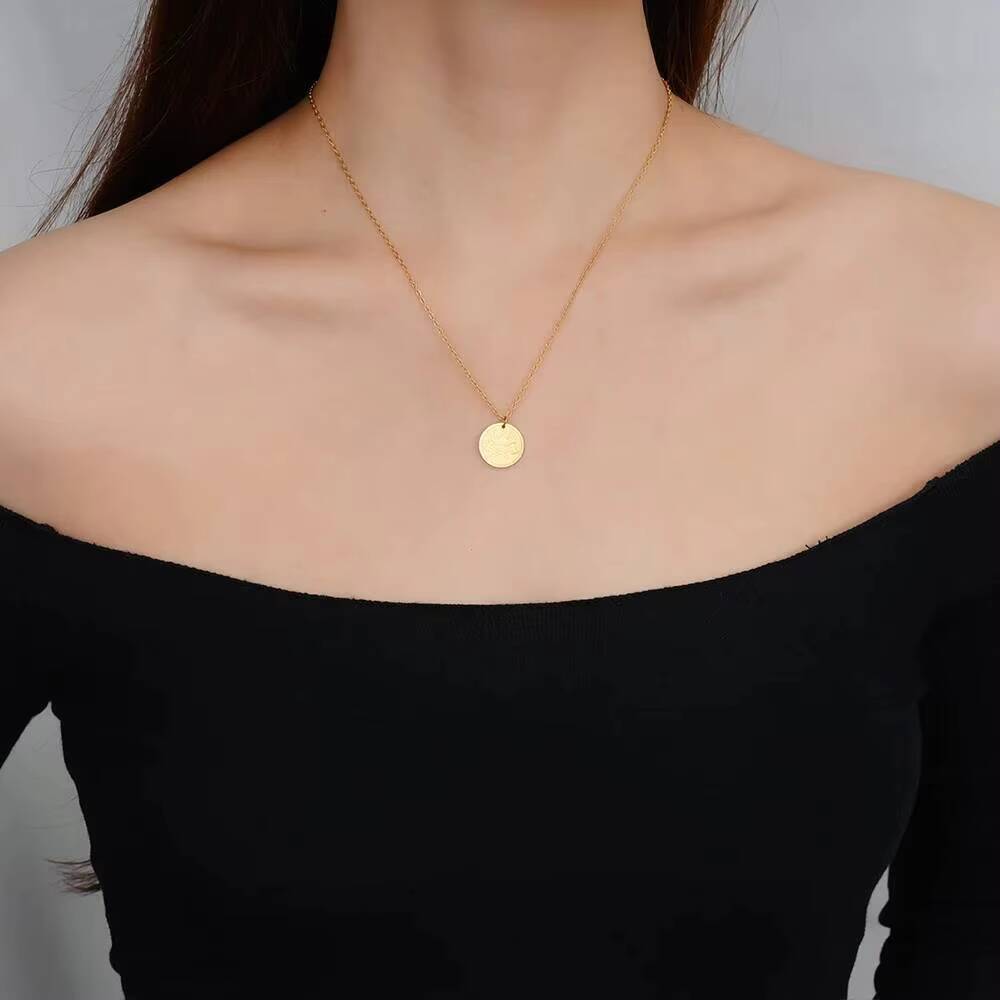 Gold Plated Viking Axe Pendant - Coin Necklace Delicate recension och pris